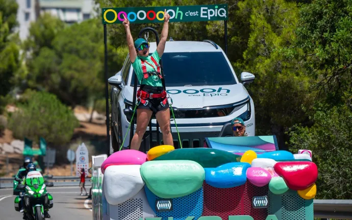 Auto oficiální kolony Tour de France narazilo do fanoušků. Osm lidí utrpělo zranění