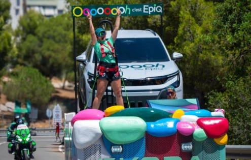 Auto oficiální kolony Tour de France narazilo do fanoušků. Osm lidí utrpělo zranění