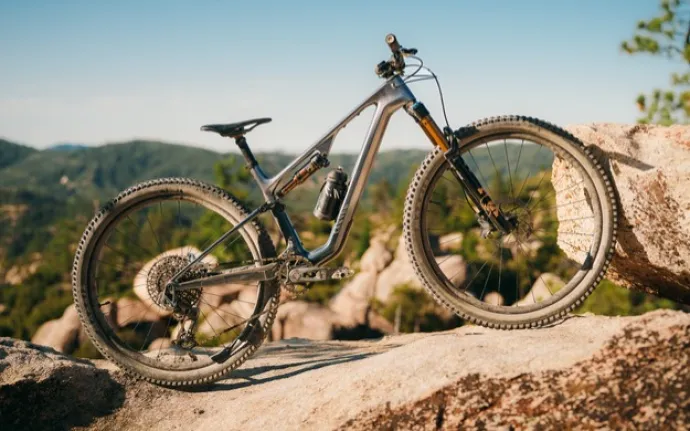 Canyon představil nový Lux Trail. Lehčí rám, 140 mm zdvihu a nová geometrie