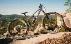 Canyon představil nový Lux Trail. Lehčí rám, 140 mm zdvihu a nová geometrie