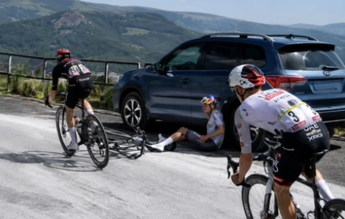 Tom Pidcock po pádu obvinil pořadatele. Bílé silnice na Tour de France byly jako led