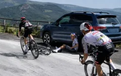 Tom Pidcock po pádu obvinil pořadatele. Bílé silnice na Tour de France byly jako led