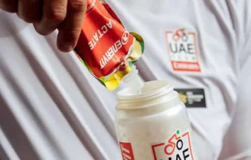 Tajemství nápoje Tadeje Pogačara odhaleno. Na Tour de France testuje nápoj s laktátem