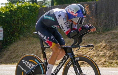 Florian Lipowitz po těžkém pádu končí na Tour de France. Evenepoel stáhl ztrátu na Pogačara