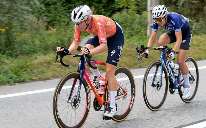 Demi Vollering dostala pokutu za močení. Cyklistky kritizují pravidla UCI