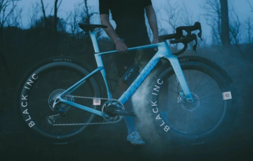 Factor Elara: Závodní gravel s agresivní aero geometrií a prostorem pro 57mm pláště