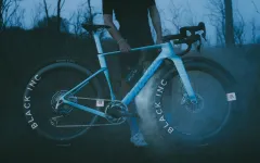 Factor Elara: Závodní gravel s agresivní aero geometrií a prostorem pro 57mm pláště