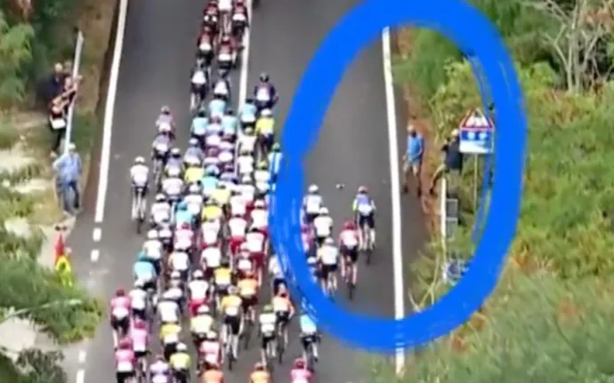 Divák na Giro d’Abruzzo kopl bidon zpět do pelotonu a poslal k zemi mladého jezdce