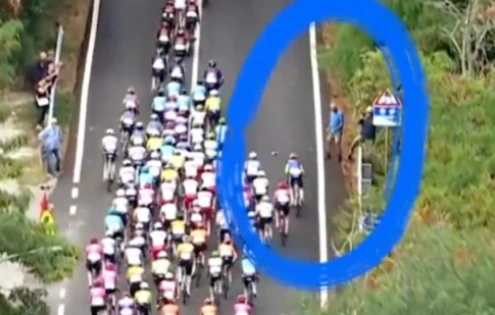 Divák na Giro d’Abruzzo kopl bidon zpět do pelotonu a poslal k zemi mladého jezdce