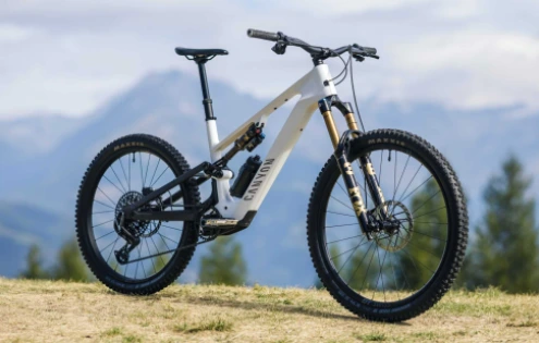 Canyon Spectral:ON CF s motorem Avinox M2S má 150 Nm a váží od 20,8 kg