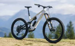 Canyon Spectral:ON CF s motorem Avinox M2S má 150 Nm a váží od 20,8 kg