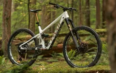 Fox Podium Factory: Obrácená vidlice s DH tuhostí