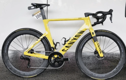 Bikecheck žlutých Canyonů z Tour: Van der Poel jede dál, Philipsen po pádu končí