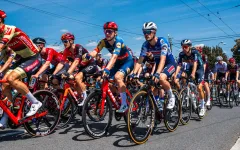 Tenisky, kolo a falešný dres. Další incident v cílové rovince Tour de France
