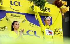Pogačar počtvrté vítězem Tour, poslední etapu v Paříži vyhrál Van Aert