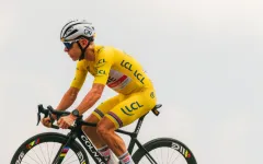 Pogačar kariéru nekončí: Proč navzdory vyčerpání zůstává v pelotonu?