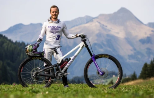 Troy Brosnan slaví 100. start ve Světovém poháru s custom Canyon Senderem