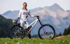 Troy Brosnan slaví 100. start ve Světovém poháru s custom Canyon Senderem