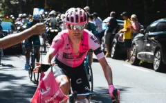 Kuriózní moment na Maryland Cycling Classic: Powless musel běžet s kolem