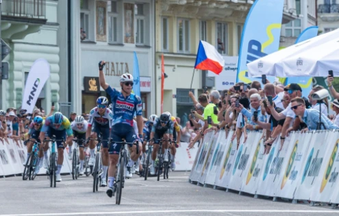 Tour de France v Praze možná už v roce 2026. Politika otřásá cyklistikou