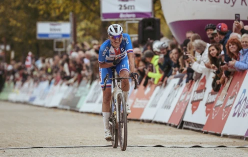 Julia Kopecký šestá na MS v gravelu. Pomohla týmové kolegyni k titulu