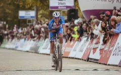 Julia Kopecký šestá na MS v gravelu. Pomohla týmové kolegyni k titulu