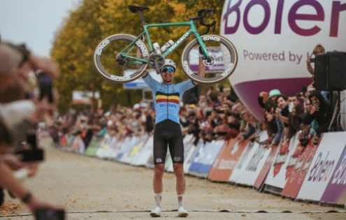 Rád dělám nevšední věci, říká Pidcock po dvojboji v Lombardii a na MS v gravelu
