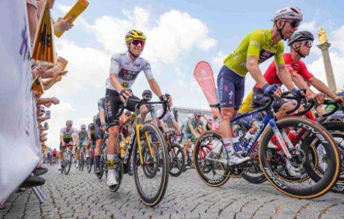 Do pelotonu Kolem Nizozemska vjel náklaďák, jezdci etapu ukončili