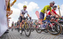 Do pelotonu Kolem Nizozemska vjel náklaďák, jezdci etapu ukončili