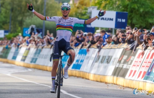 Pogačar si v roce 2025 vydělal 12 milionů eur. Jak jeho příjmy stojí vedle legend cyklistiky?