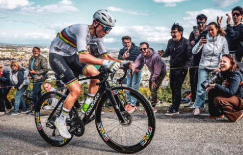 Tajemství odhaleno. Tadej Pogačar vyhrál Tour de France zraněný