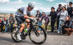 Tajemství odhaleno. Tadej Pogačar vyhrál Tour de France zraněný