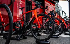 Egan Bernal přišel o kolo, na kterém vyhrál Tour de France