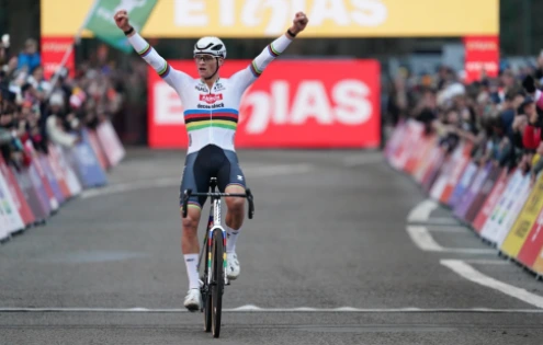 Nezastavil ho ani defekt. Van der Poel ovládl Světový pohár v Antverpách