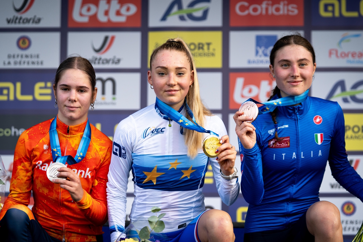 Bukovská na stupních vítězů s Nizozemkou Jochemsovou a Italkou Azzettiovou