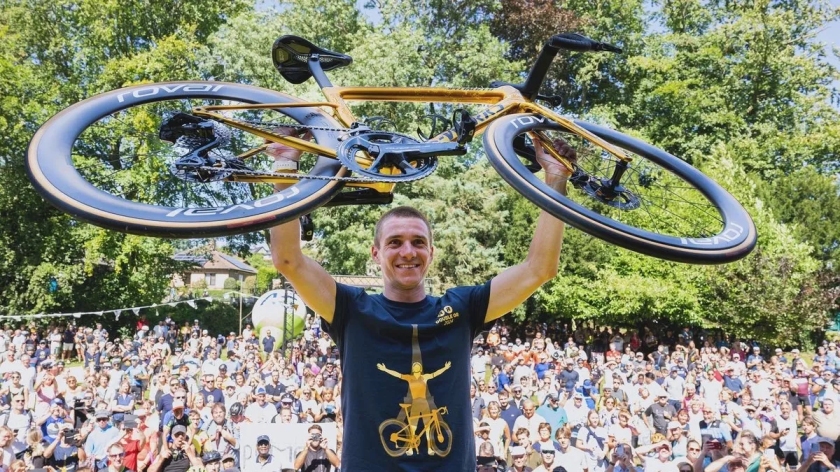 Vřelé přivítání dvojnásobného olympijského vítěze se speciálním zlatým modelem SL8