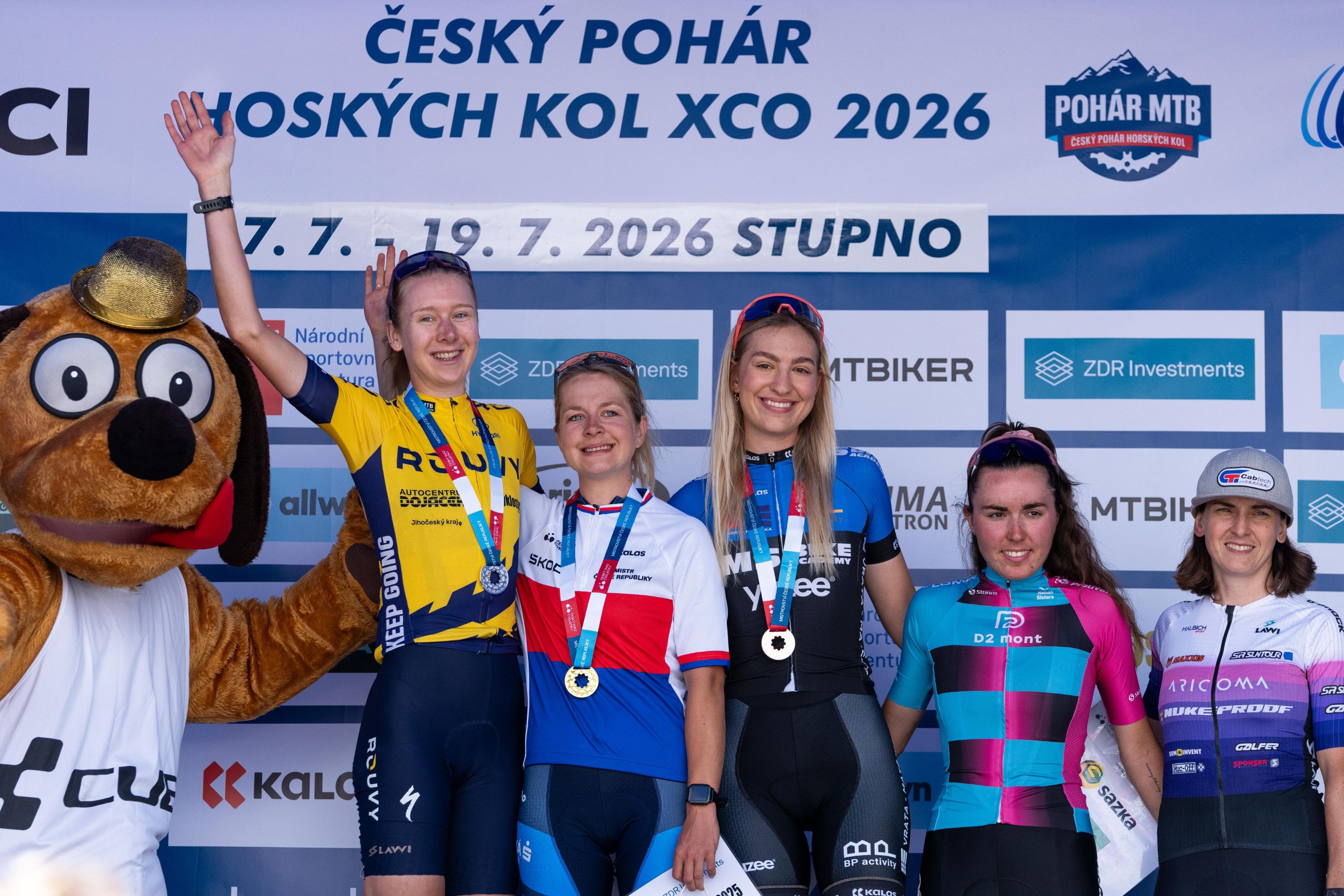 Na stupně vítězek Tvarůžkovou doprovodily Adéla Holubová, Simona Spěšná, Eliška Hanáková a Jitka Čábelická