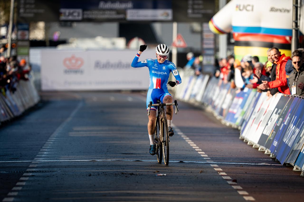 Barbora Bukovská v cíli závodu v Hulstu